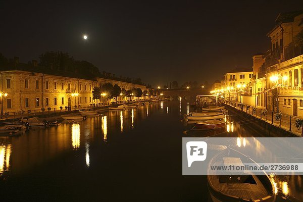 Gebäude beleuchtet nachts  Mincio-Fluss  Borghetto  Provinz Verona  Region Venetien  Italien