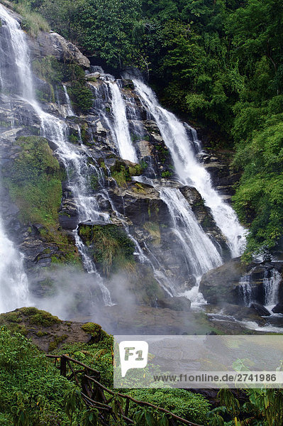 Wasserfall im Wald  Thailand