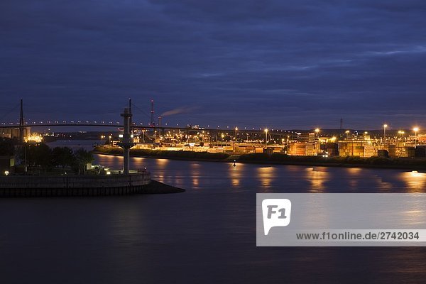 Harbor beleuchtet bei Nacht  Koehlbrand Brücke  Hamburg  Deutschland