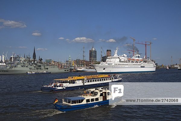 Marine Schiff im Meer  Hamburg  Deutschland