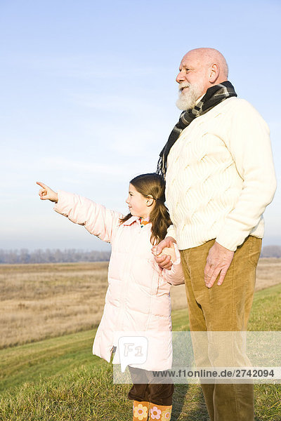 Mädchen mit ihrem Großvater zeigen