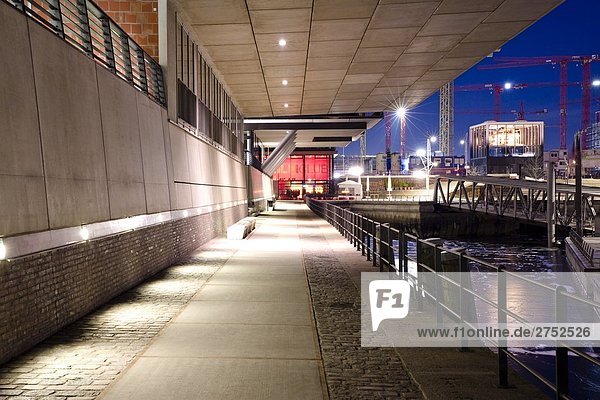 Geländer Weg beleuchtet nachts in Stadt  Deutschland