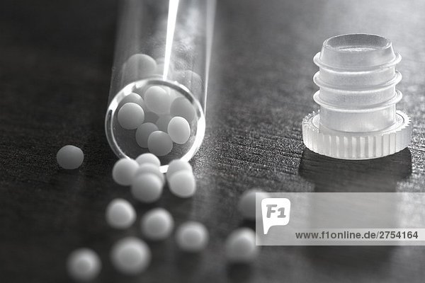 Nahaufnahme des homeopathic Medizin und Reagenzglas