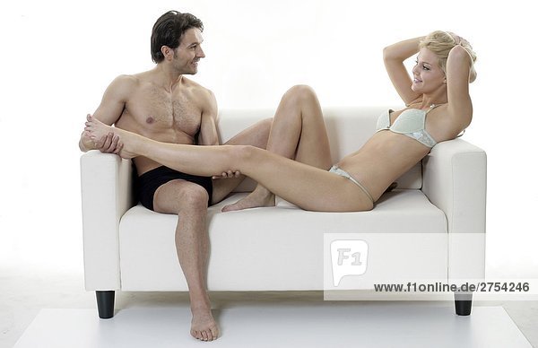 Paar in Unterwäsche entspannenden auf sofa