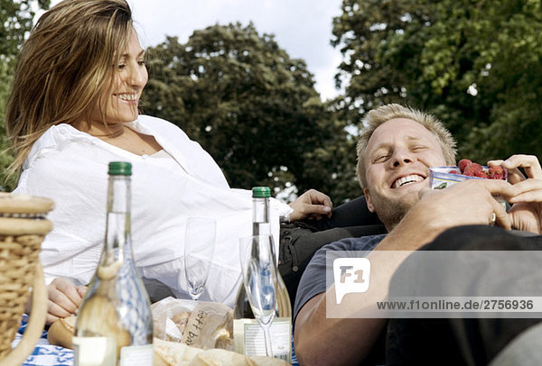 Mann und Frau beim Picknick