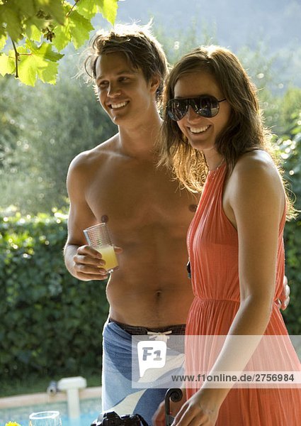 Mann und Frau am Pool