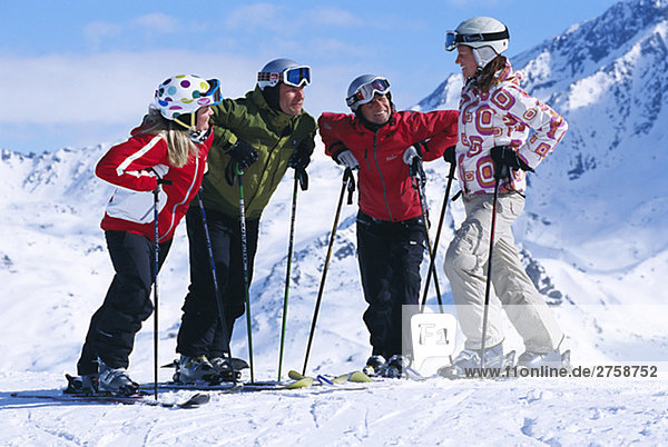 Vier Skifahrer im Schnee Frankreich.