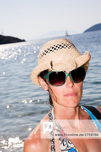 Eine skandinavische Frau trägt einen Hut Griechenland.