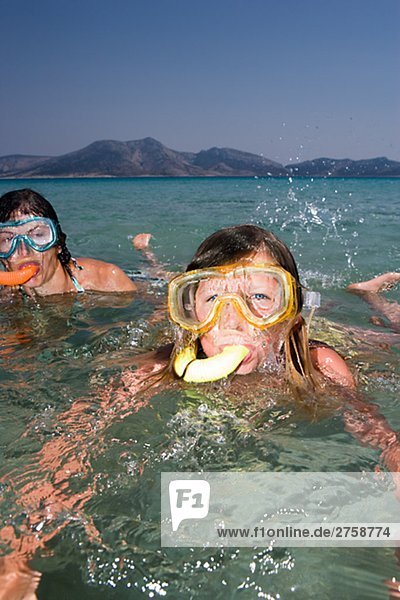 Skandinavischen Mädchen mit einem Tauchen-Maske-Griechenland.