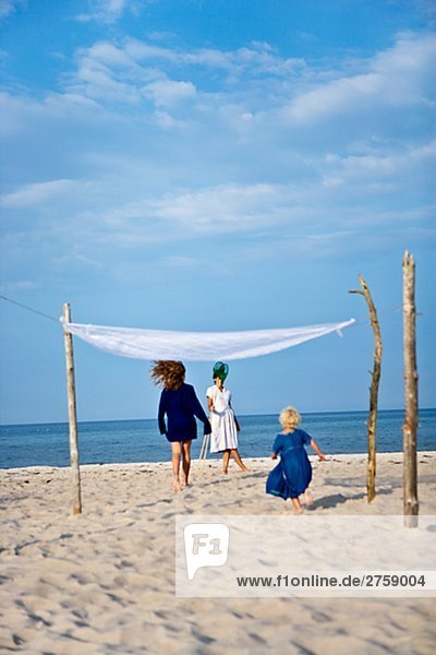 Mutter und Töchter am Strand Schweden.