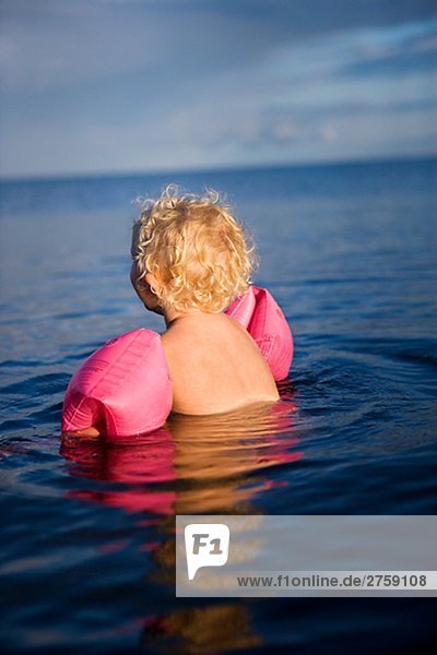 Kleines Mädchen schwimmen Oland Schweden.