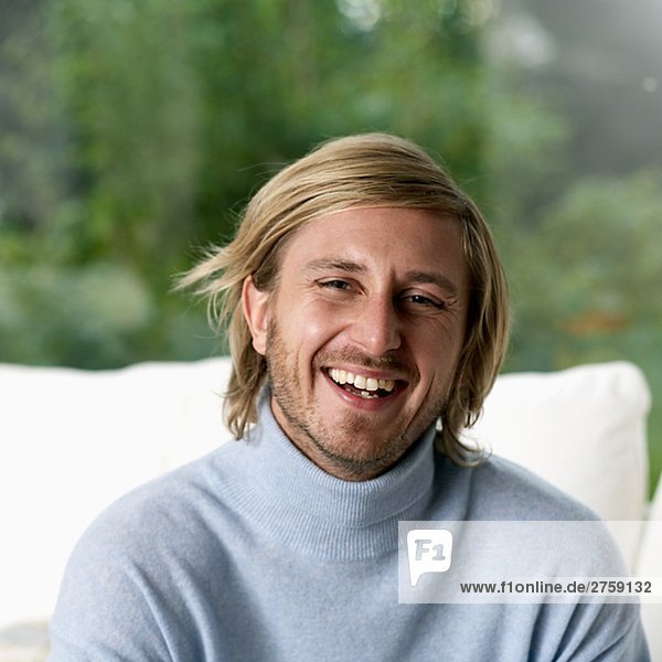 Portrait einer jungen lächelnd mann Schweden.