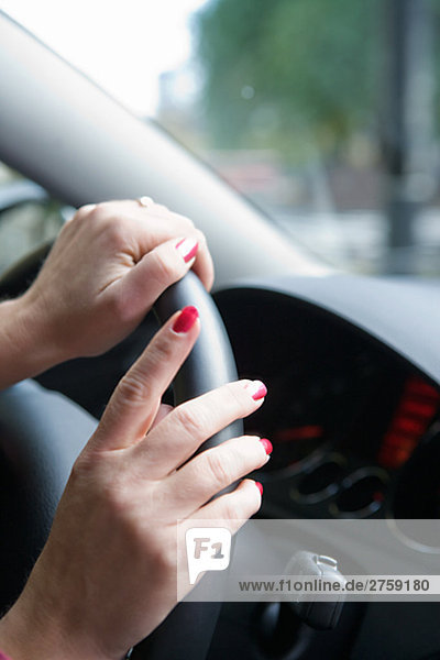 Die Hände einer Frau in einem Auto Schweden.