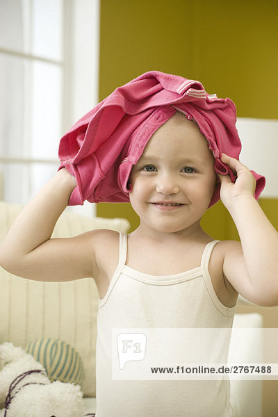 Kleinkind Mädchen mit Hemd auf dem Kopf  Portrait