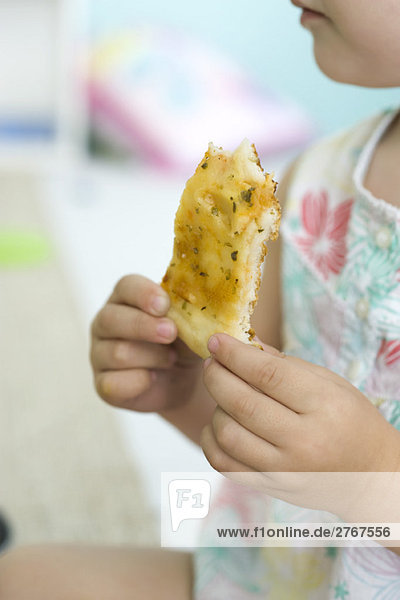 Kind isst Pizzastücke  Ausschnittansicht