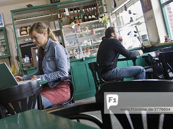 Mann und Frau sitzen in einem Café.