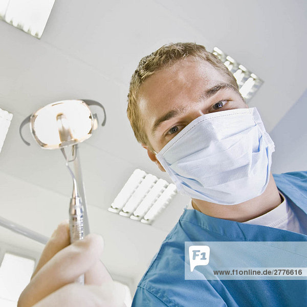 Zahnarzt mit Dentalwerkzeugen