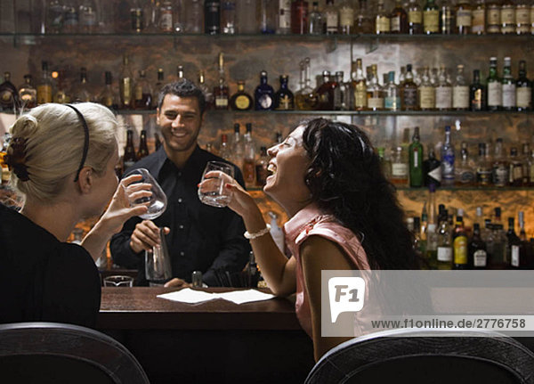 Barkeeper im Gespräch mit Kunden