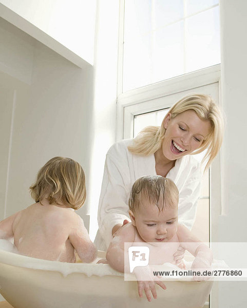Eine Mutter badet ihre Babys.