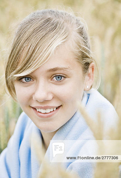 Porträt eines Mädchens auf einem Feld