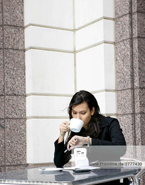 Geschäftsfrau beim Kaffee