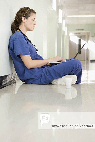 Eine Ärztin auf ihrem Laptop