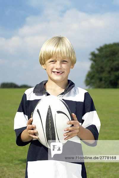 Junge mit Rugbyball