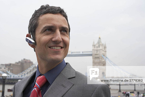 Mann mit Bluetooth-Headset außen