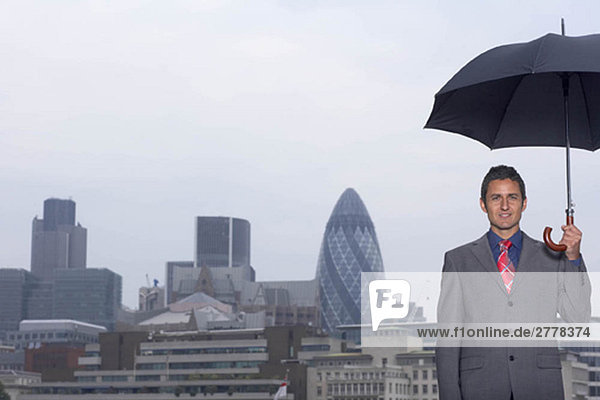 Mann mit Regenschirm Stadtlandschaft