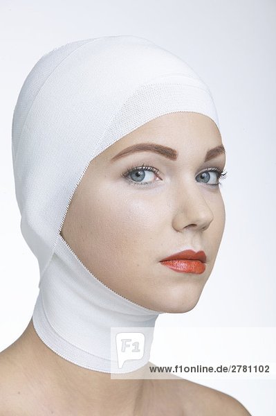 Frau trägt einen Verband auf dem Kopf  Portrait