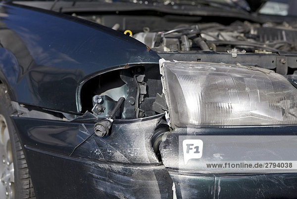 Nahaufnahme des zerstörten Autos