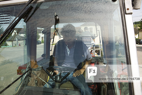 Frankreich  Champagne-Ardenne  Aube  Landarbeiter im Fahrzeug  Blick aufs Lenkrad