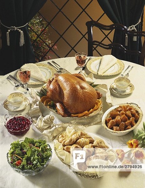 Gefüllter Truthahn mit Beilagen zu Thanksgiving