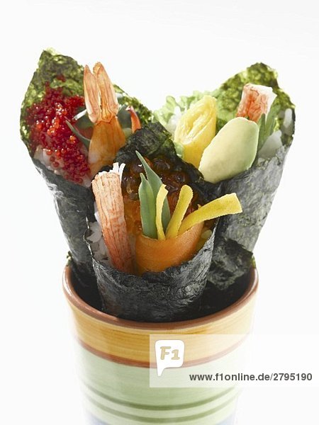 Drei Temaki Sushi mit Shrimps und Gemüse