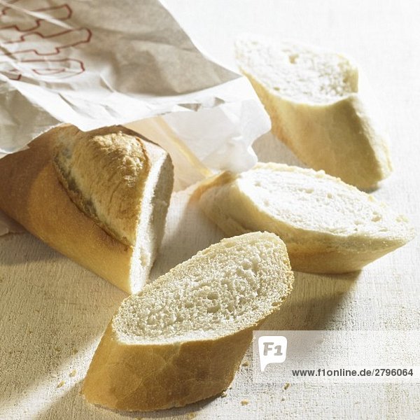 Baguette mit drei abgeschnittenen Scheiben