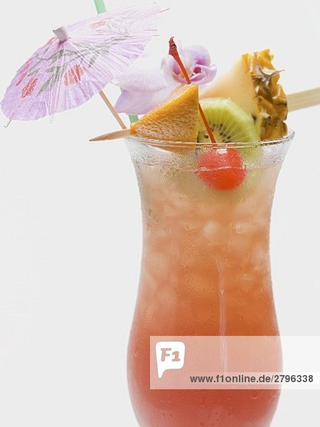 Cocktail mit exotischem Früchtespiess und Schirmchen