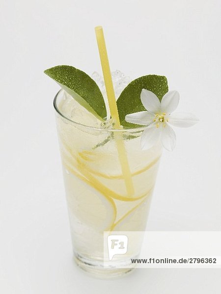 Ein Glas Zitronenlimonade mit Zitronenblüte und Strohhalm
