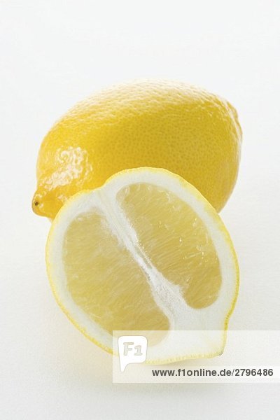 Halbe Zitrone vor ganzer Zitrone