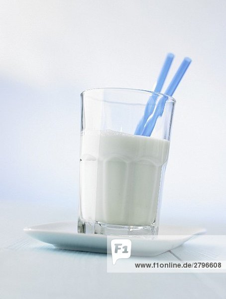 Milchglas mit zwei Strohhalmen