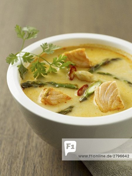 Lachssuppe mit Spargel und Chiliringen