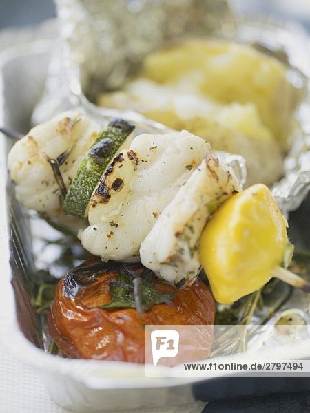 Gegrillter Fisch-Gemüse-Spiess mit Folienkartoffel