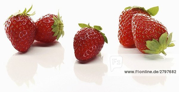 Fünf frische Erdbeeren