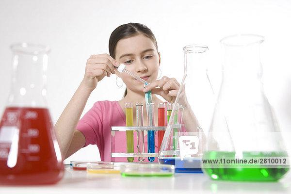 Mädchen tun Experiment im Chemielabor
