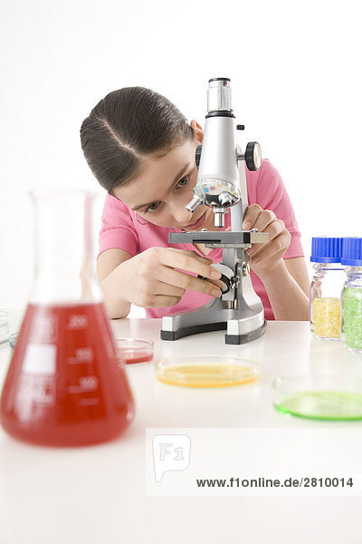 Mädchen tun Experiment im Chemielabor