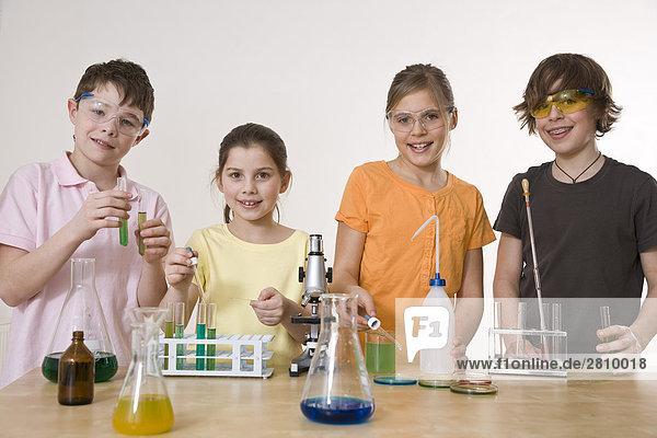 Studenten Experiment im Chemielabor