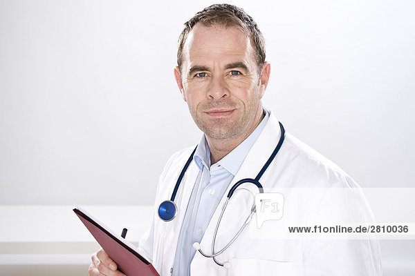 Männlichen Arzt mit Stethoskop in den Hals
