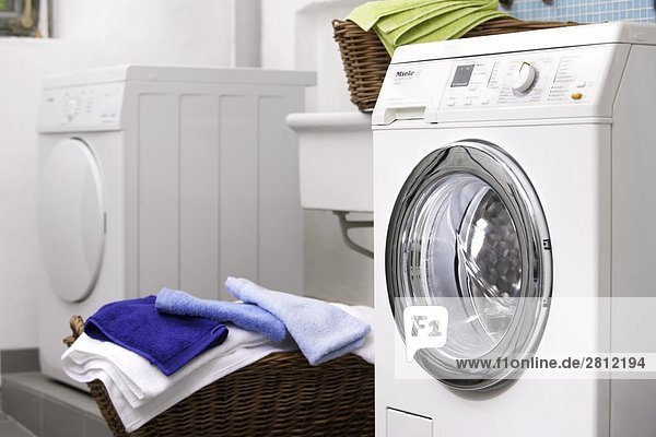 Waschmaschine mit Kleidung