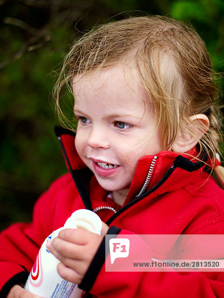 Ein kleines Mädchen halten ein Joghurt Schweden.