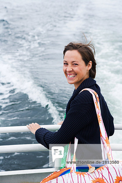 Eine skandinavische Frau in einem Boot auf dem Archipel Schweden.