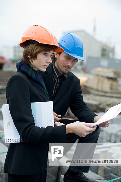 Projektleitung auf einer Baustelle ein Mann und eine Frau-Schweden.
